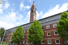 Außenansicht mit Turm St. Ursula